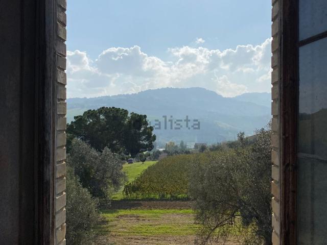 Rustici e casali in vendita di 295 m² in Contrada Menocchia