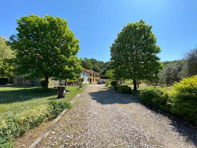 Rustici e casali in vendita di 295 m² in Via Banze