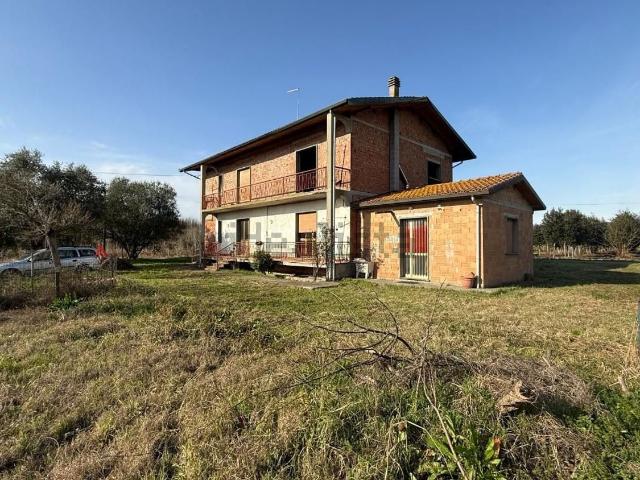 Rustici e casali in vendita di 295 m² in Via Fattoria