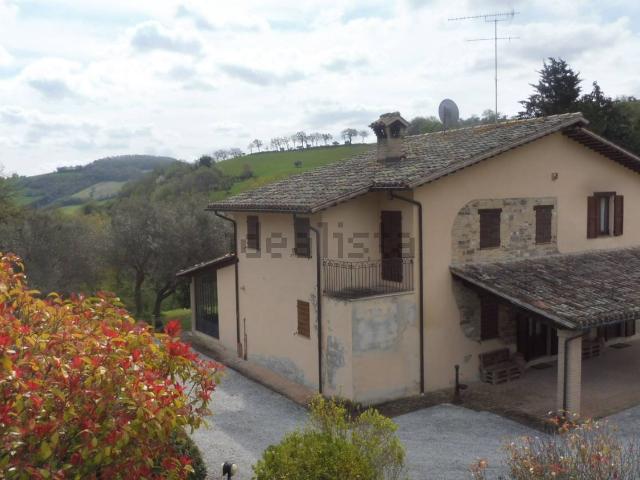 Rustici e casali in vendita di 298 m²