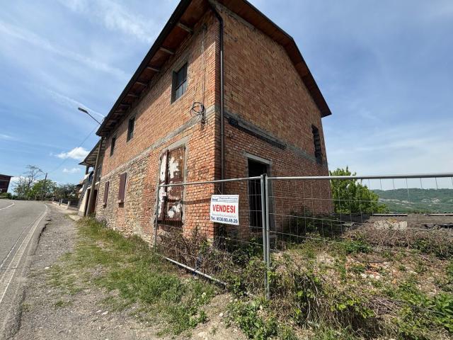 Rustici e casali in vendita di 290 m² in Via Monchio