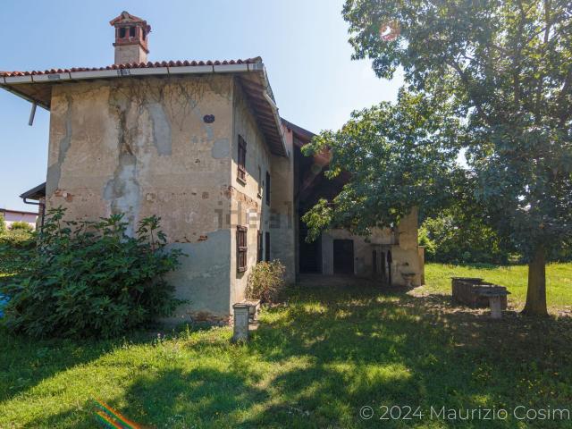 Rustici e casali in vendita di 290 m² in Via Besate, 22