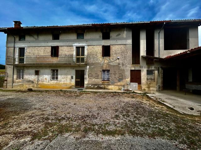 Rustici e casali in vendita di 290 m² in Via dei Queis