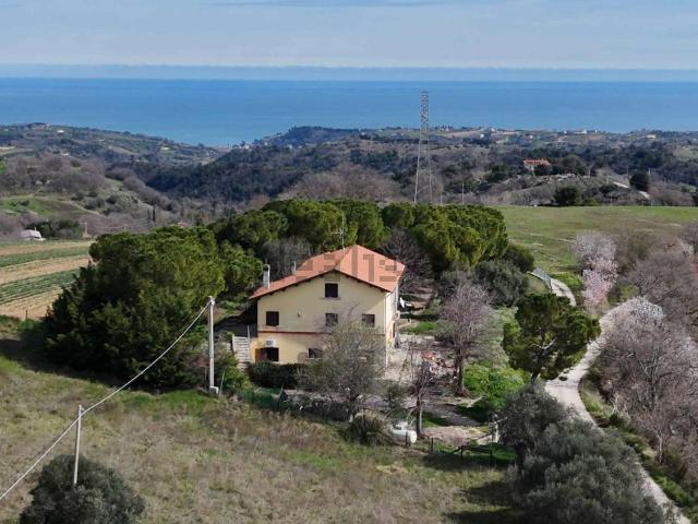 Rustici e casali in vendita di 290 m² in Via Del Crocifisso