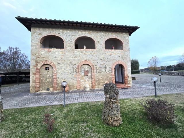 Rustici e casali in vendita di 293 m² in Strada Provinciale del Castello di Staggia, 3