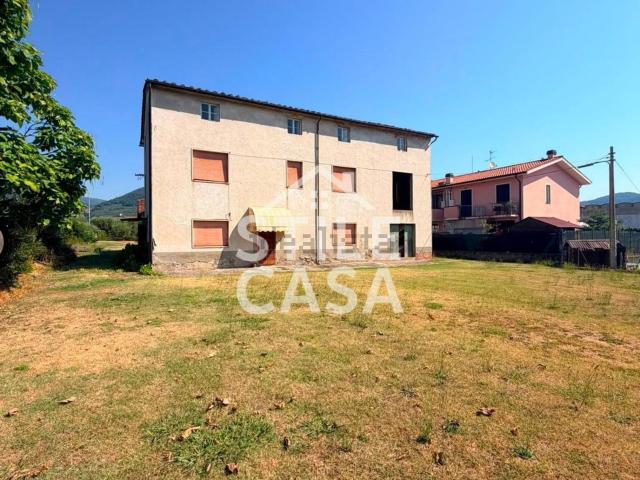 Rustici e casali in vendita di 293 m² in Via delle Pari, 64