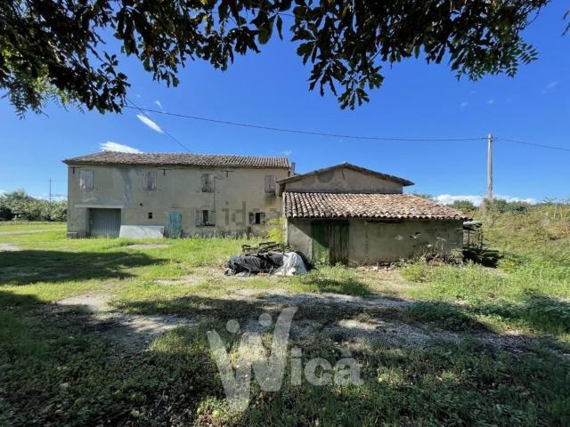 Rustici e casali in vendita di 305 m²