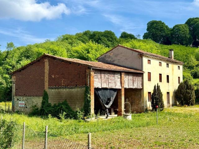 Rustici e casali in vendita di 305 m²