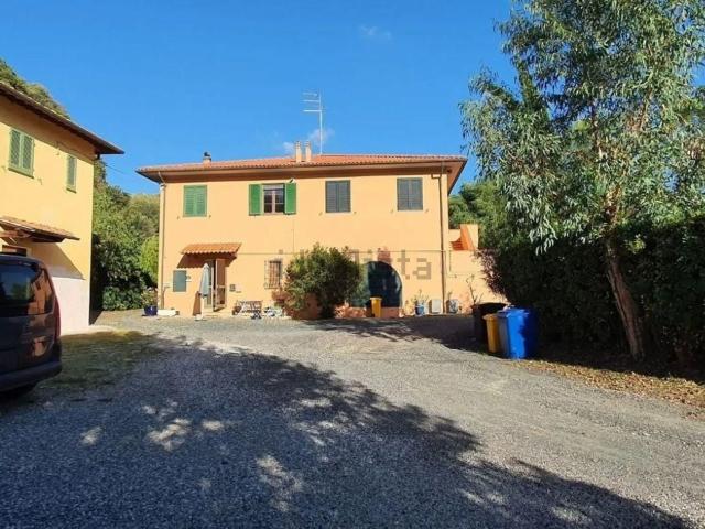 Rustici e casali in vendita di 305 m² in Via dei Platani, 46