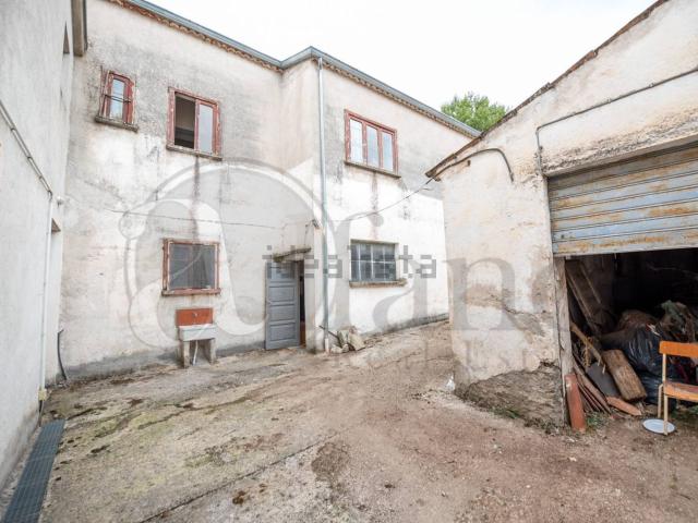 Rustici e casali in vendita di 307 m² in Via Limanti