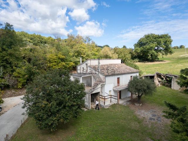 Rustici e casali in vendita di 309 m² in Località Pitino, 77