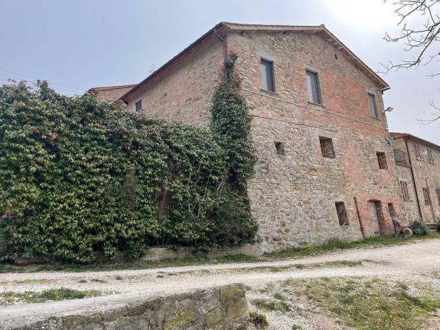 Rustici e casali in vendita di 3000 m²