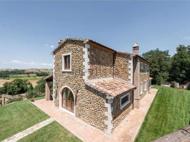 Rustici e casali in vendita di 300 m²