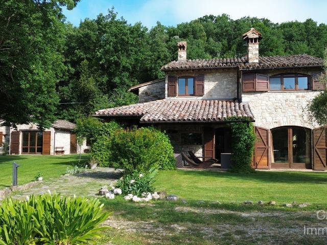 Rustici e casali in vendita di 300 m²