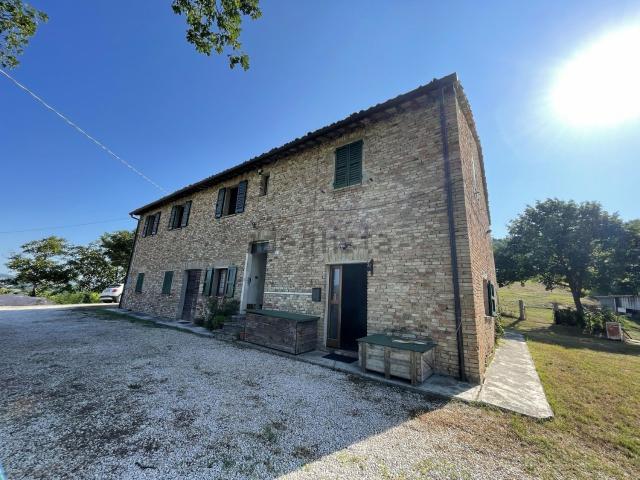 Rustici e casali in vendita di 300 m²