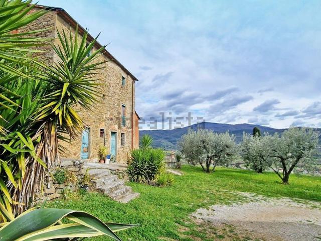 Rustici e casali in vendita di 300 m²