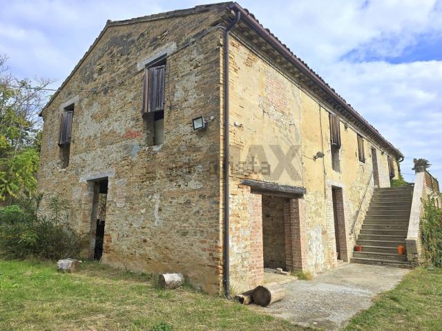 Rustici e casali in vendita di 300 m²