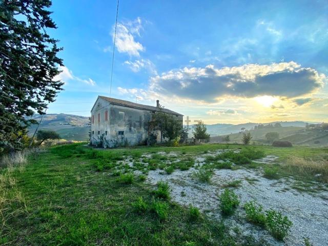 Rustici e casali in vendita di 300 m²