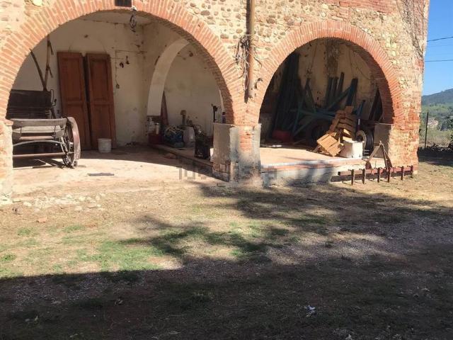 Rustici e casali in vendita di 300 m²