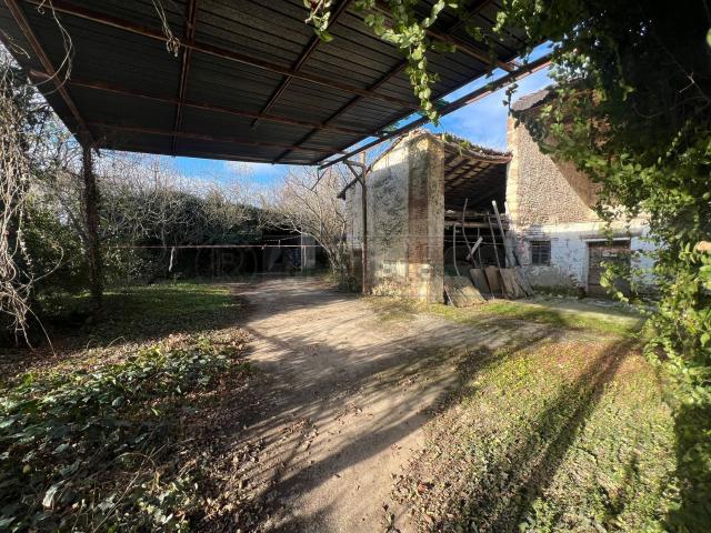 Rustici e casali in vendita di 300 m²