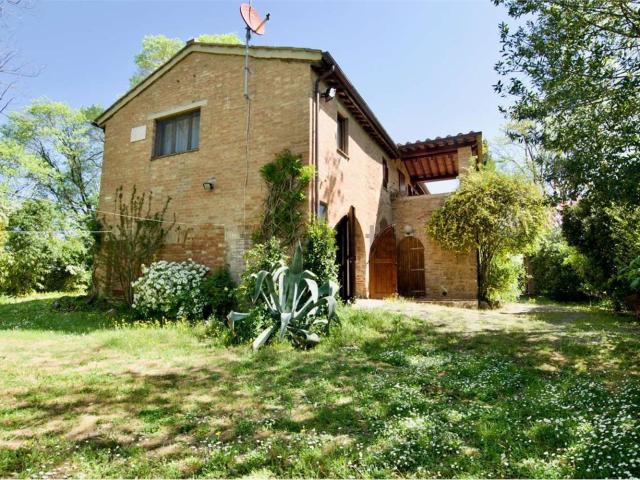 Rustici e casali in vendita di 300 m²