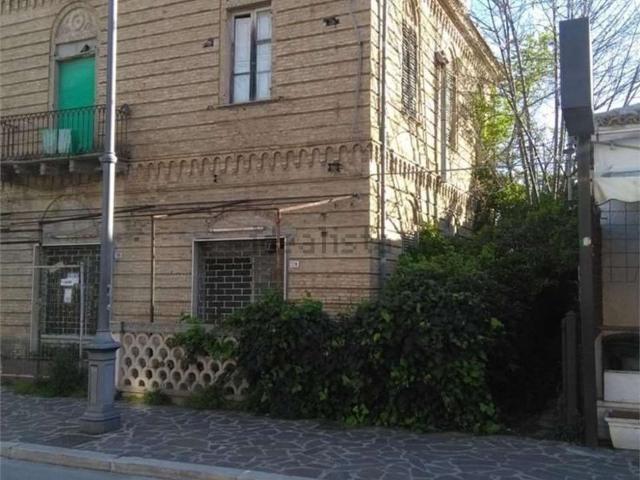 Rustici e casali in vendita di 300 m² in Via Taranto, 59