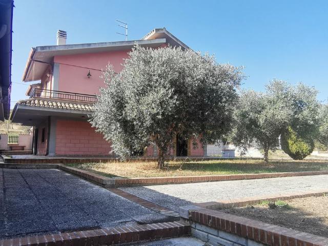 Rustici e casali in vendita di 300 m²