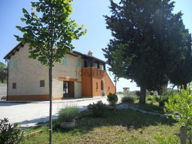 Rustici e casali in vendita di 300 m²