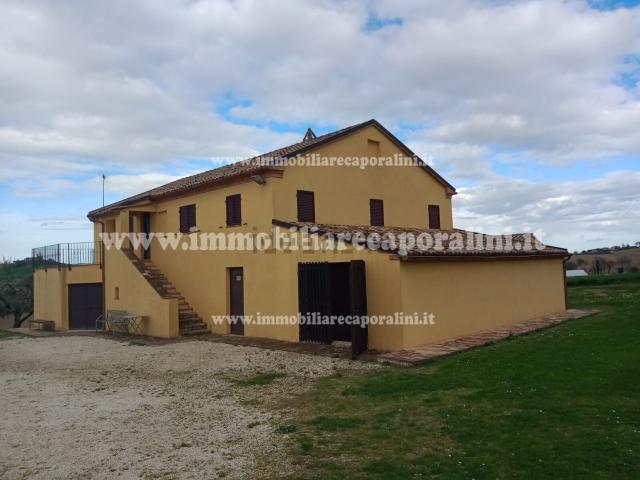 Rustici e casali in vendita di 300 m²