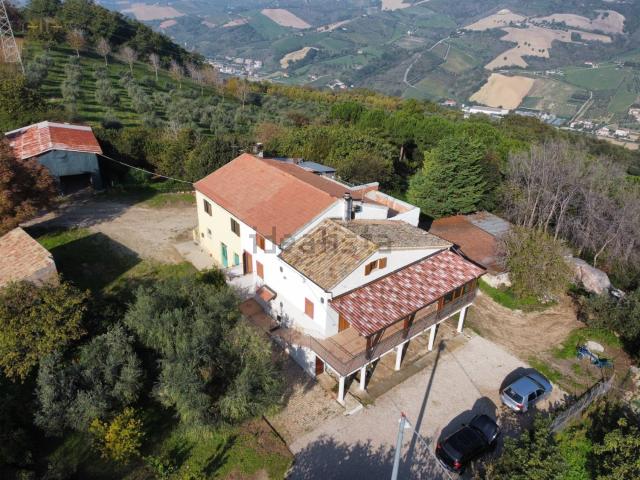 Rustici e casali in vendita di 300 m² in Contrada San Gregorio