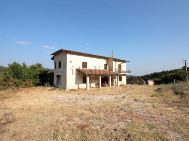 Rustici e casali in vendita di 300 m² in Strada Amelia Giove