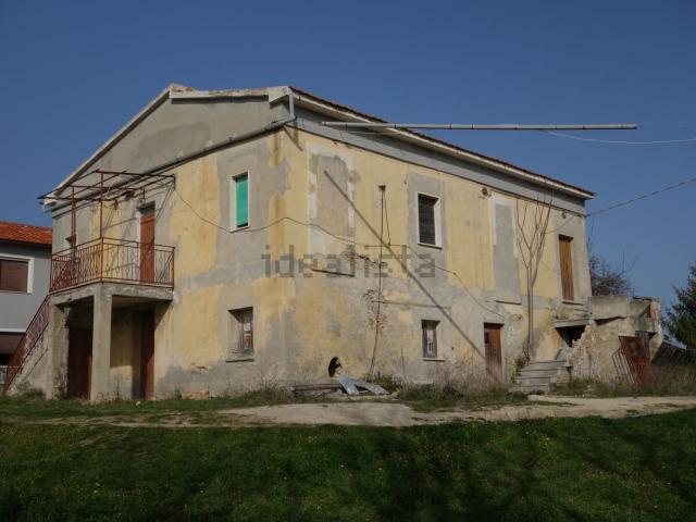 Rustici e casali in vendita di 300 m² in Strada Colle Renazzo