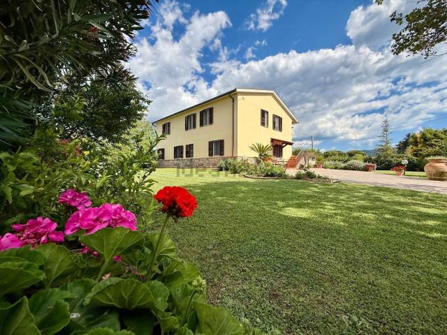 Rustici e casali in vendita di 300 m² in Strada del Priorato