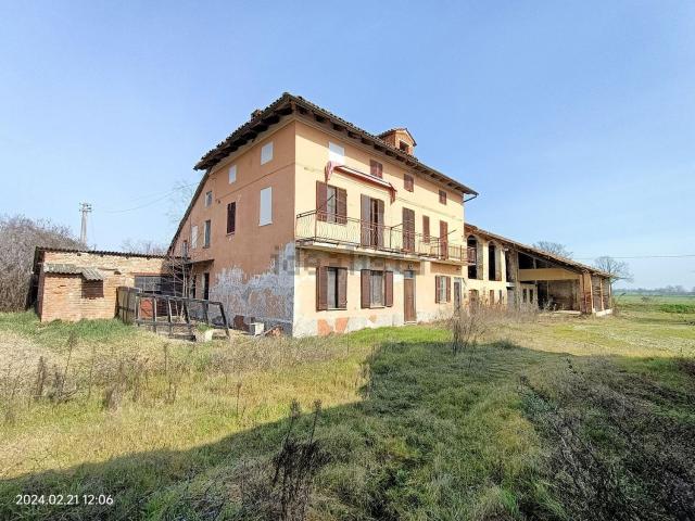 Rustici e casali in vendita di 300 m² in Strada Fubine