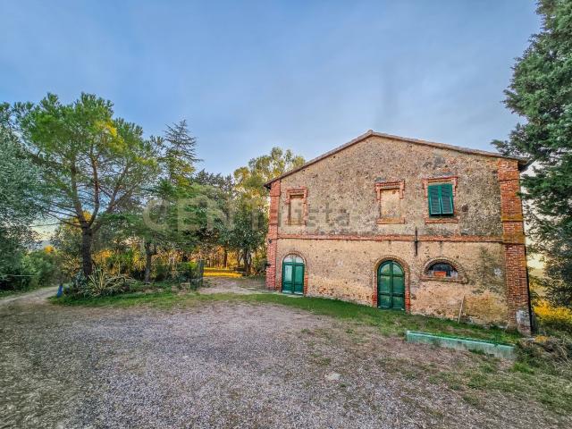 Rustici e casali in vendita di 300 m² in Strada Provinciale Lupo