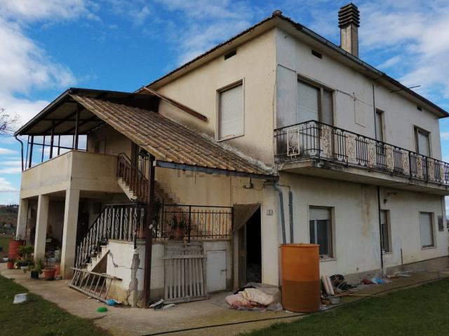 Rustici e casali in vendita di 300 m² in Strada Provinciale 262