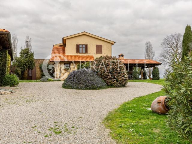 Rustici e casali in vendita di 300 m² in Strada Senza Nome