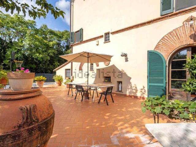 Rustici e casali in vendita di 300 m² in Via Macchiarella Sud