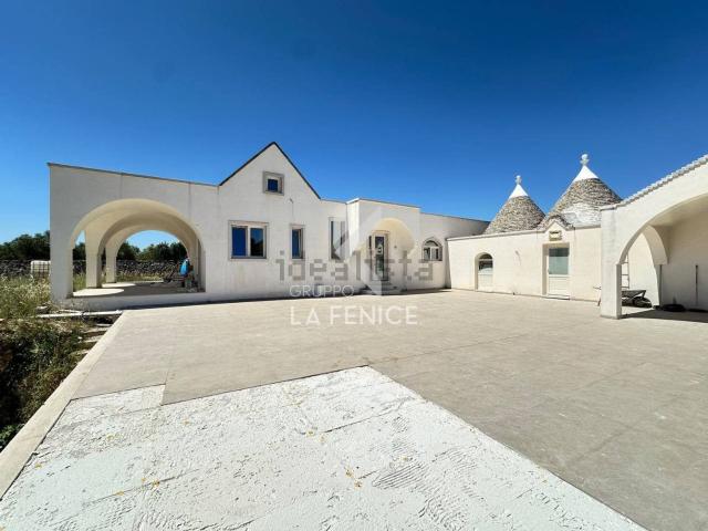 Rustici e casali in vendita di 300 m² in Via Alberobello