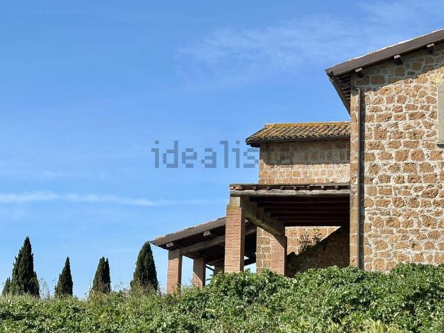 Rustici e casali in vendita di 300 m² in Via Canino, 50