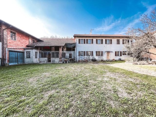 Rustici e casali in vendita di 300 m² in Via Cascina Cadè, 1