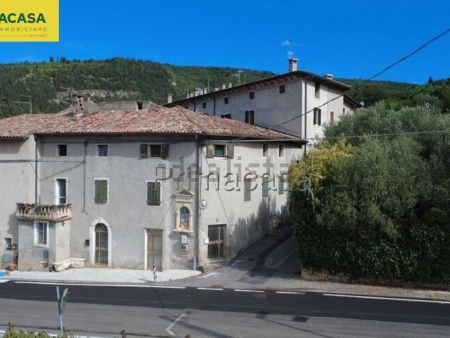 Rustici e casali in vendita di 300 m² in Via Casetta