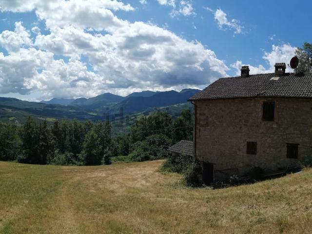 Rustici e casali in vendita di 300 m² in Via Capanna