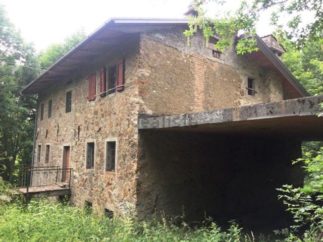 Rustici e casali in vendita di 300 m² in Via Comunale per Roccapelago