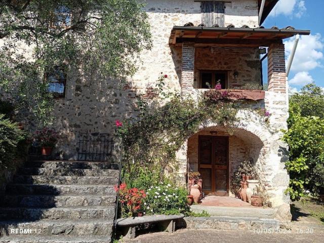 Rustici e casali in vendita di 300 m² in Via da Montebello a Camaiore