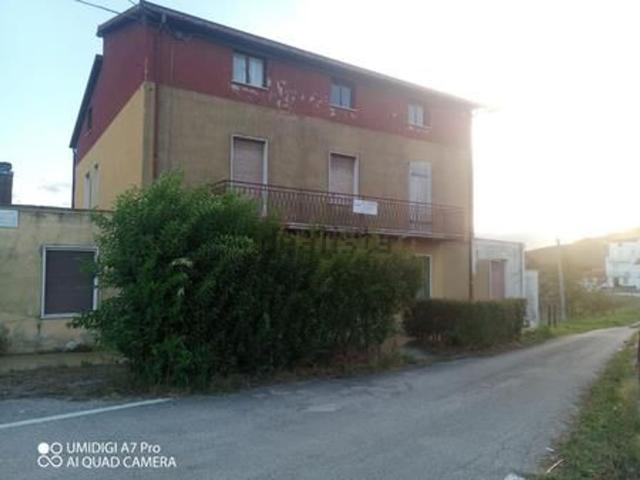 Rustici e casali in vendita di 300 m² in Via DE THOMASSIS