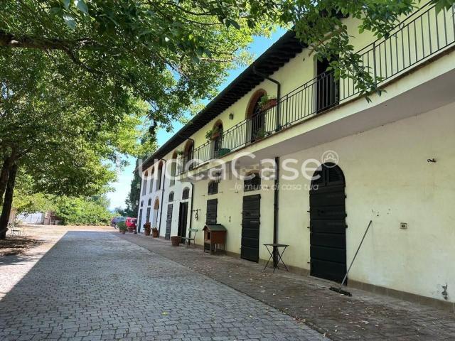 Rustici e casali in vendita di 300 m² in Via del Capannone