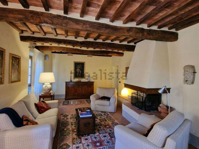 Rustici e casali in vendita di 300 m² in Via della Fonte