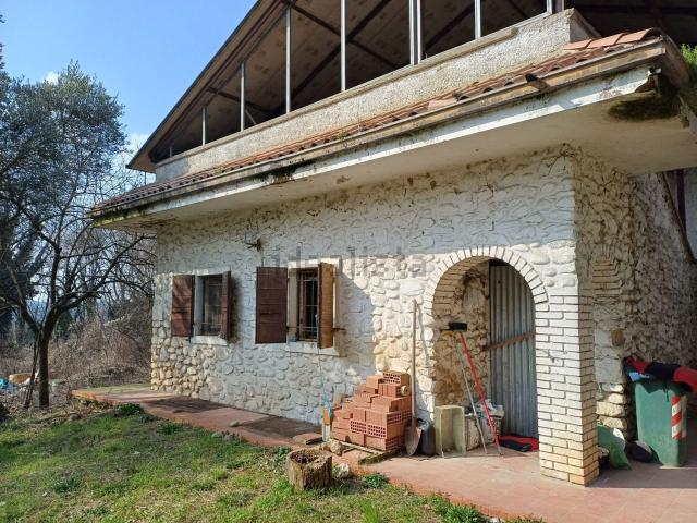 Rustici e casali in vendita di 300 m² in Via della palude