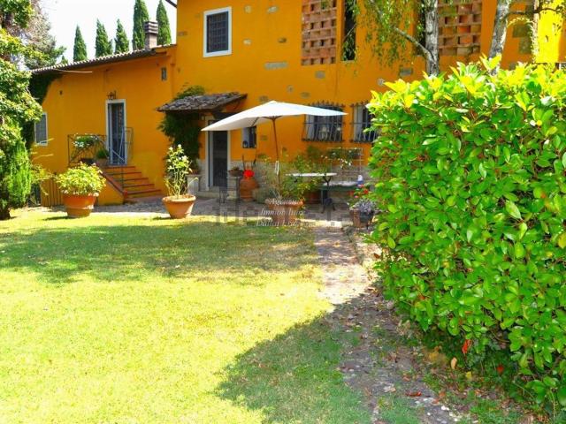 Rustici e casali in vendita di 300 m² in Via Faentina